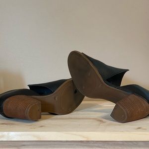 Brand “LK-JUNAI” Black stacked Heel Peep Toe Heels size 8.5